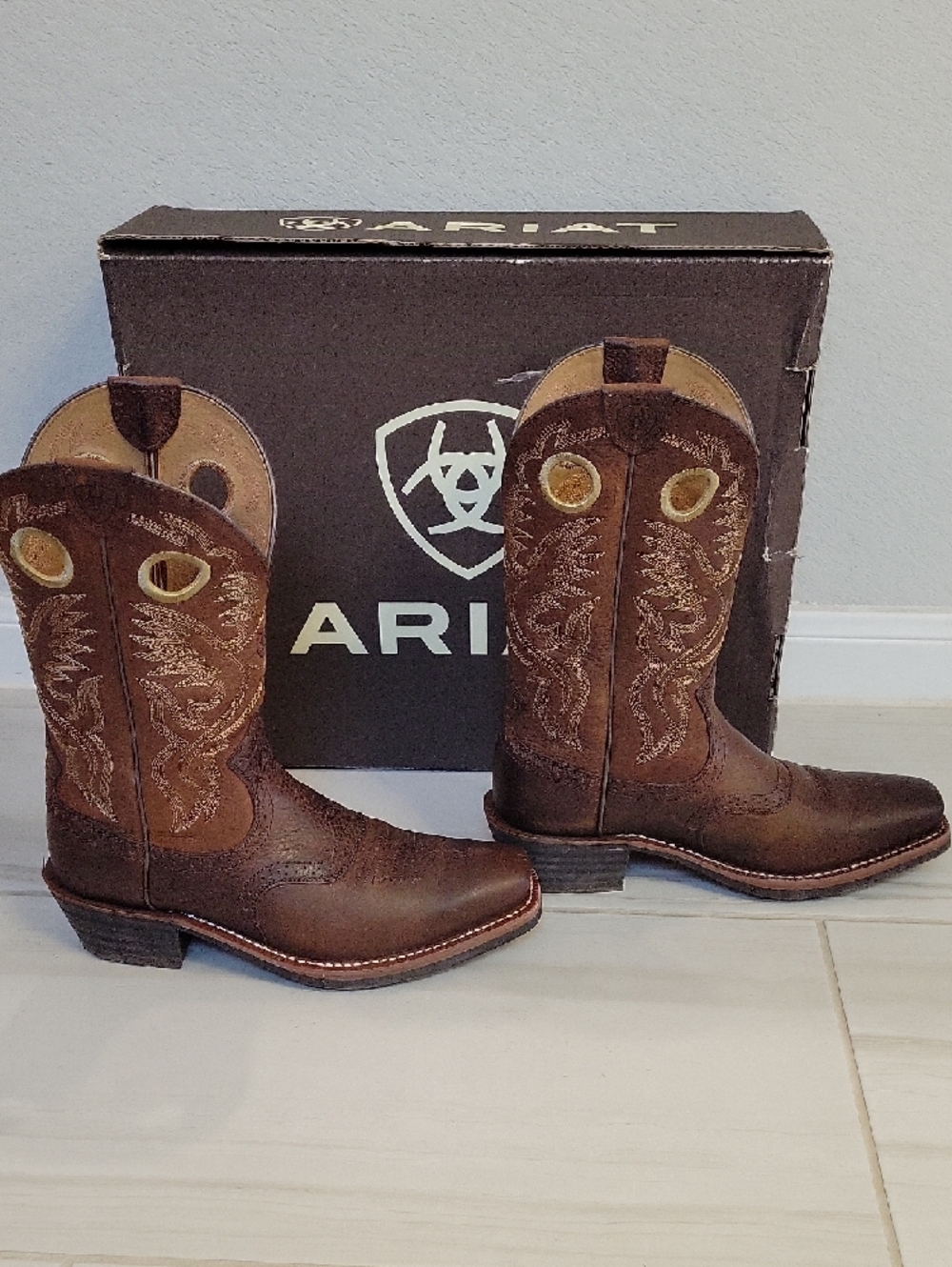 Like New Ariat Rustic Brown Embroidered Western Boots - Picture 6 of 10